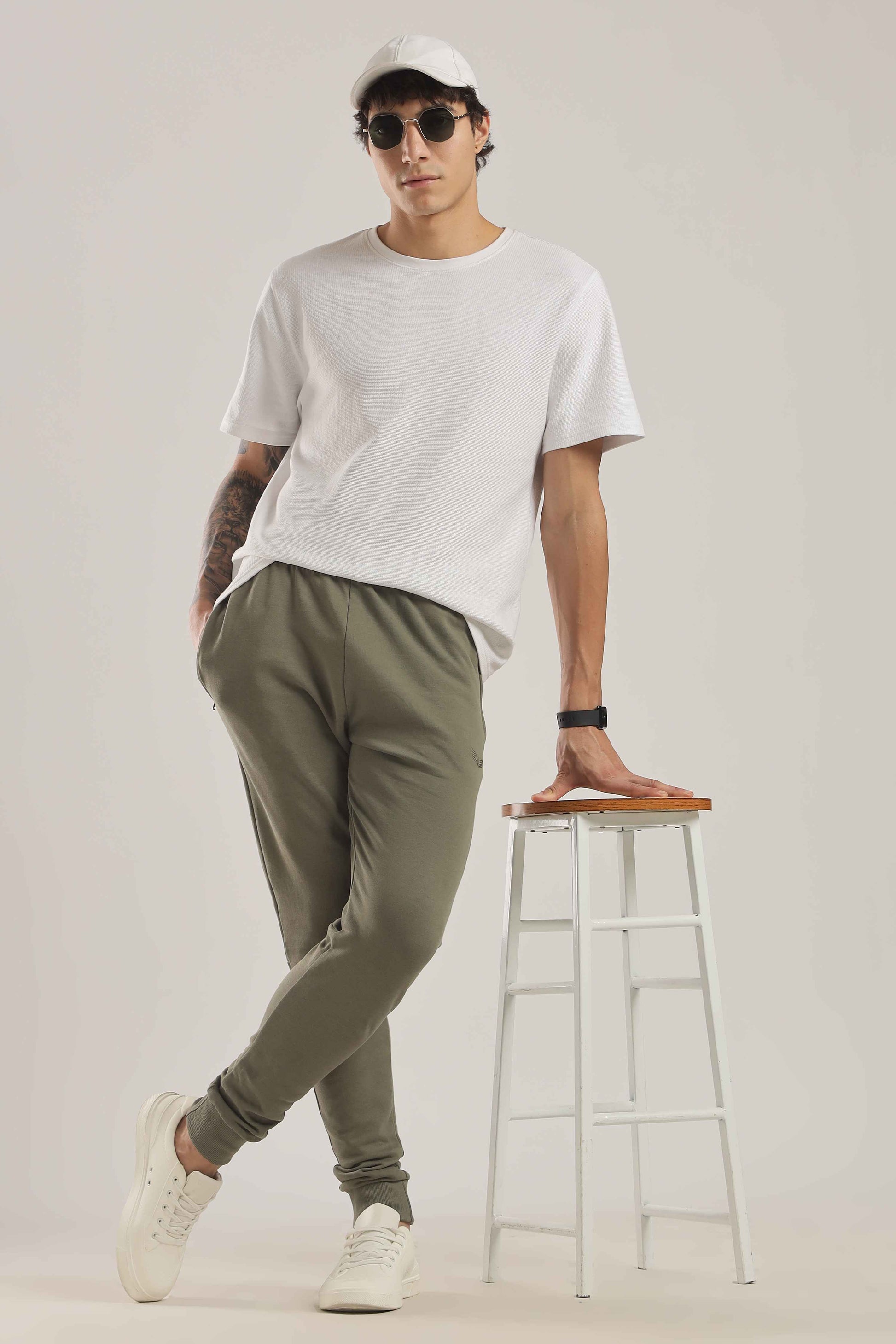 structured-travel-jogger-sarab-green